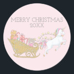 Pastel Christmas Unicorn Santa's Sleigh Pink Runder Aufkleber<br><div class="desc">Pastellrosa Aufkleber "Frohe Weihnachten" mit einem Einhorn,  der den Schlitten des Weihnachtsmannes voll mit Spielzeug zieht.</div>
