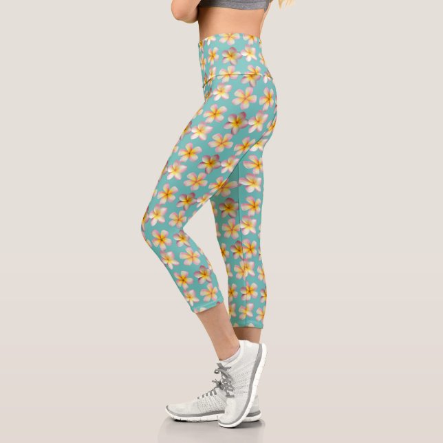 Pastel Frangipani Plumeria Blume auf Aquamarin Capri Leggings (Links)
