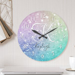 Pastel Glitzer Bokeh HintergrundGlam Elegant Glitt Runde Wanduhr<br><div class="desc">Dieses farbenfrohe, bunt gestylte Glitzer-Muster lässt sich einfach mit Ihrem individuelle Name und/oder Monogramm personalisieren.</div>