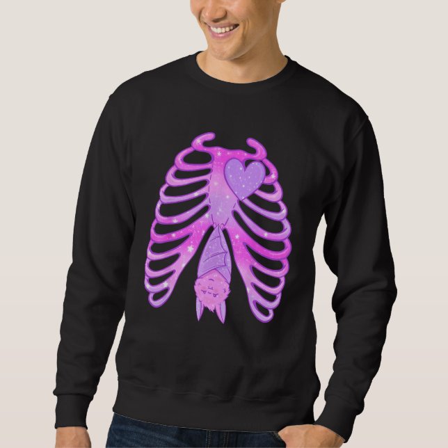 Pastel Goth Bat Skeleton Ribcage Hexchy Ästhetik Sweatshirt (Vorderseite)