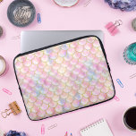 Pastel Iridescent Mermaid Scales Muster Laptopschutzhülle<br><div class="desc">Ein Muster aus Meerjungfrau mit schillernden,  pastellfarbenen Schuppen. Die Waagen haben einen Perlenausseheffekt,  wie sie in verschiedenen Farben leuchten können. Sie sind in einem Imitat Goldstruktur dargestellt. Dieses schicke Muster ist perfekt für alle majestätischen Meerjungfrauen!</div>