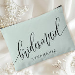 Pastel Mint Bridesmaid Moderne Kalligrafie Zubehörtasche<br><div class="desc">Feiern Sie Ihr Brautparty mit diesem eleganten, pastellfarbenen, grün gepressten Accessoire-Beutel. Mit moderner Kalligraphie und dem Namen Ihrer Brautjungfrau ist dieser Beutel sowohl stilvoll als auch praktisch. Die weiche, staubige Salbei-Farbe und das elegante Skript schaffen ein ausgeklügeltes Aussehen, das perfekt zum Halten von Make-up, Toilettenartikeln oder anderen essenziellen Dingen geeignet...</div>