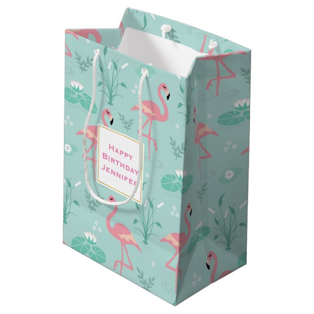 Pastel Pink Flamingos Green Pattern Geburtstag Mittlere Geschenktüte (Rückseite Schrägansicht)