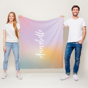 Pastel rosa Regenbogen mädchenhaftes Monogramm ein Fleecedecke