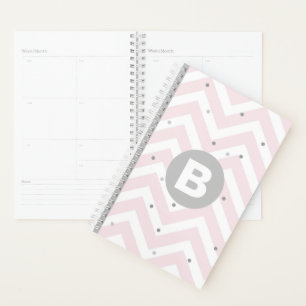 Pastel rose chevron et monogramme gris à points