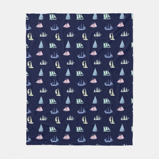 Pastel Sailboat Pattern in Midnight Blue Fleecedecke (Vorderseite)