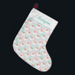 Pastel Santa Claus Faces Vintage Weihnachten Großer Weihnachtsstrumpf<br><div class="desc">Dieser Vintage Weihnachtsgeschmack bietet Retro-Illustrationen von Santa Claus-Gesichtern,  die in hübschem,  grün und pastellrosa Weihnachtsmannmützen Set gekleidet sind,  vor einem gemusterten taubengrauen Hintergrund. An der Spitze gibt es einen Punkt,  an dem man einen Namen hinzufügen kann,  um grünes Skript oder kursives Schreiben zu koordinieren.</div>