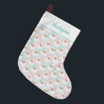 Pastel Santa Claus Faces Vintage Weihnachten Großer Weihnachtsstrumpf<br><div class="desc">Dieser Vintage Weihnachtsgeschmack bietet Retro-Illustrationen von Santa Claus-Gesichtern, die in hübschem, grün und pastellrosa Weihnachtsmannmützen Set gekleidet sind, vor einem gemusterten taubengrauen Hintergrund. An der Spitze gibt es einen Punkt, an dem man einen Namen hinzufügen kann, um grünes Skript oder kursives Schreiben zu koordinieren.</div>