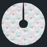 Pastel Santa Claus Faces Vintage Weihnachten Polyester Weihnachtsbaumdecke<br><div class="desc">Dieser Vintage Weihnachtsbaumrock zeigt Retrografien von Santa Claus-Gesichtern,  die in hübschen,  minzgrünen und pastellrosa Weihnachtsmannmützen-Set gekleidet sind,  vor einem gemusterten taubengrauen Hintergrund.</div>