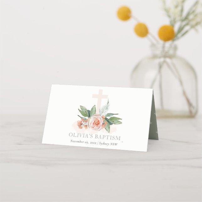 Pastel Soft Peach Rose Blumenkreuz Taufe Platzkarte (Vorderseite)