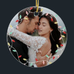 Pastel String Lights 1. Weihnachten als Mr. & Mrs. Keramik Ornament<br><div class="desc">Erste Weihnachten Als Mr. & Mrs. Ornament mit pastellfarbenen Saitenleuchten in Rot,  Rosa,  Minze und Gelb mit einem Vintagen Wirblen Drehbuch auf der anderen Seite personalisiert mit dem Jahr.</div>