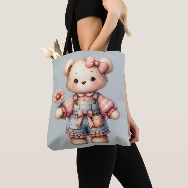 Pastel Teddy Bear Holding Blume Tragen Overalls Tasche (Von Nahem)