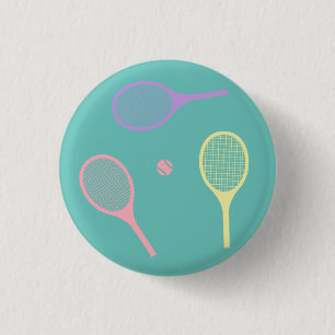 Pastel Tennis Rackets mit Tennisball auf Grün Button