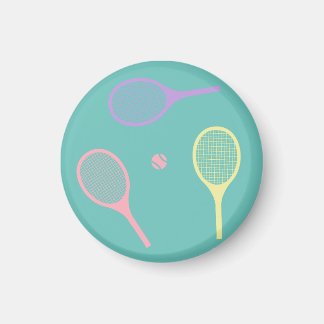 Pastel Tennis Rackets mit Tennisball auf Grün Magnet