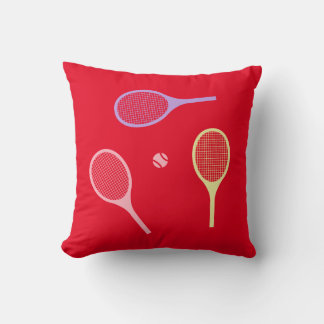 Pastel Tennis Rackets mit Tennisball auf Rot Kissen