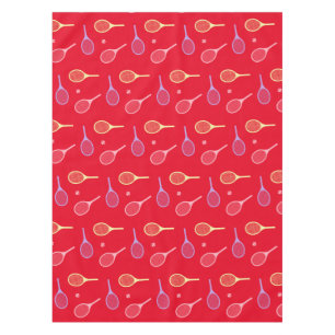 Pastel Tennis Rackets mit Tennisball auf Rot Tischdecke
