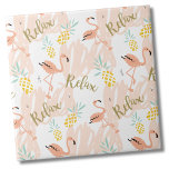 Pastel Tropical Pink Flamingo Muster Fliese<br><div class="desc">Niedlicher flamingofarbener Flamingoprint mit "Relax" in Imitaten, goldene Schriftzeichen mit niedlichen kleinen gelben Ananas. Ob Sie gewollt haben, diese Kachel als kleinen Untersetzer oder Trivet für einen Drink oder Teller zu verwenden... oder Sie wollte, groß mit einem Küchenrücken oder Badezimmerfliesen zu gehen, ist an Ihnen! Tun Sie eine Wand, einen...</div>