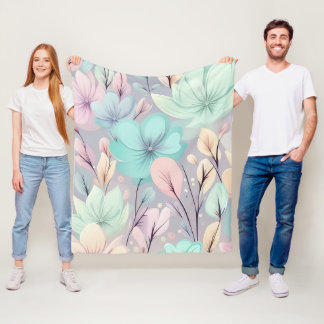 Pastell-Blume und Blätter im Lila Hintergrund Fleecedecke