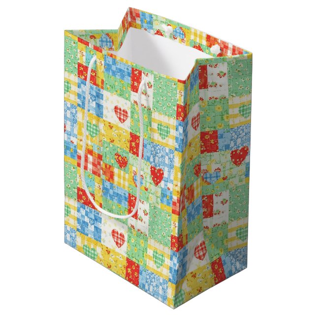 Pastell-Blumen-Patchwork-Picknick-Muster Mittlere Geschenktüte (Vorderseite Schrägansicht)