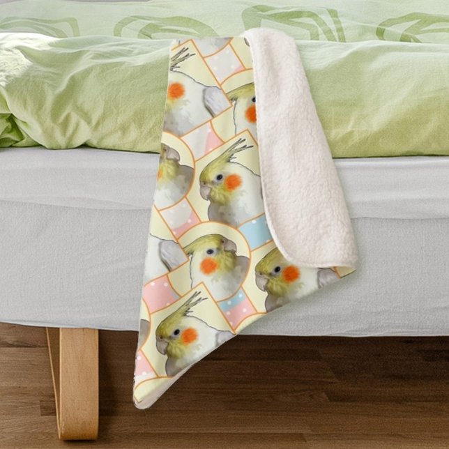 Pastell Cockatiel Bird Yellow Pink Blue Kids' Sherpadecke (Von Creator hochgeladen)