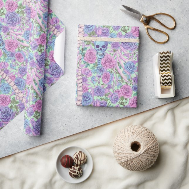 Pastell Goth Blumenknochen und Rose Geschenkpapier (Kunsthandwerk)