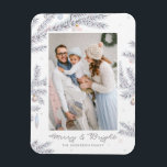 Pastell Mattierte Pine Needles Merry & Bright Foto Magnet<br><div class="desc">Möge Ihr Urlaub fröhlich und hell sein! Mit diesem individuell gestaltbaren Foto-Magneten senden Sie Urlaubswünsche und Grüße an Familie und Freunde. Es enthält pastellfarbene mattierte Kiefernnadeln,  Ziergegenstände und Schneeflocken. Personalisieren Sie diese durch Hinzufügen von Namen und Foto. Dieser Pastellmagnet ist perfekt für jedes Urlaubsthema geeignet. Matching-Elemente sind verfügbar.</div>