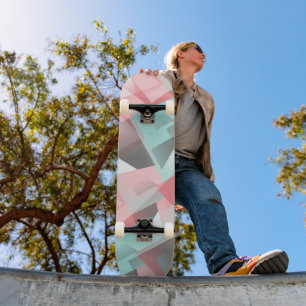 Pastell-Pink-Mintgrün-Grau-Weiß-Polygonmuster Skateboard