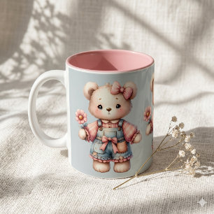 Pastell-Teddybär hält eine Blume und trägt Overall Kaffeetasse