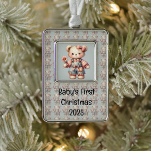 Pastell-Teddybär mit Blume und Latzhose Rahmen-Ornament Silber
