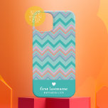 Pastell Zickzack Muster mit Namen - Designer iPhone 16 Plus Hülle<br><div class="desc">Ein kühnes,  grafisches Design mit Mustern in lustigen,  pastellfarbenen Farben. Fügen Sie Ihren Namen hinzu oder löschen Sie den Text für ein lustiges Sommercover.</div>