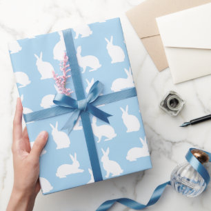 Pastellblau mit weißem Hasenmuster Süßes Ostern Geschenkpapier