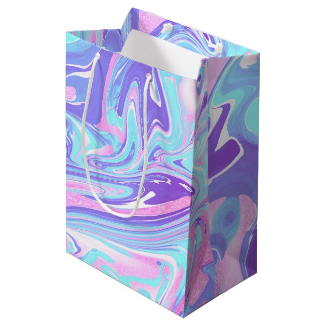 Pastellblau und Lila Marmor Flüssige Textur Mittlere Geschenktüte (Vorderseite Schrägansicht)
