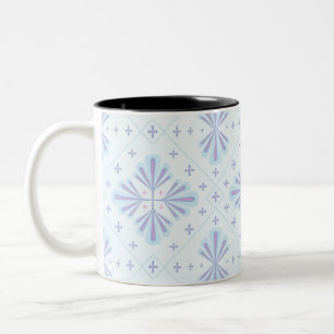 Pastellblaue geometrische Blumenwiederholung Zweifarbige Tasse