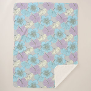 „Pastellblaue und violette Kleeblattblüten“ Sherpadecke