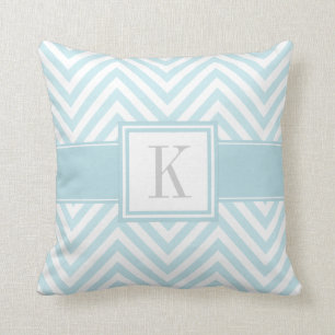 Pastellblaue Zickzack Streifen mit Ihrem Monogramm Kissen