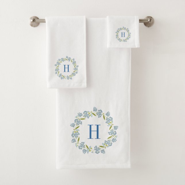 Pastellblauer Blumenkreath Custom Monogram Badhandtuch Set (Insitu)