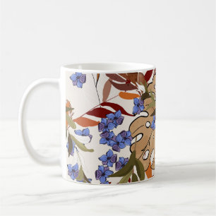 Pastellblühende Blume liegen mit grünen Blätter. R Kaffeetasse