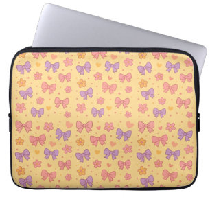 Pastellbögen und Blumenmuster – Süßes gelbes Mädch Laptopschutzhülle