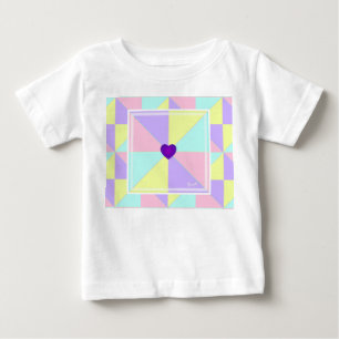 Pastellfarben und violette Herzen schlagen Baby T-shirt