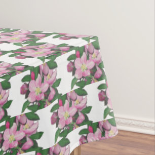 Pastellfarbene Apfelblüten auf weißer Tischdecke
