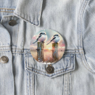 Pastellfarbene Aquarellvögel auf einem Zaunpfosten Button