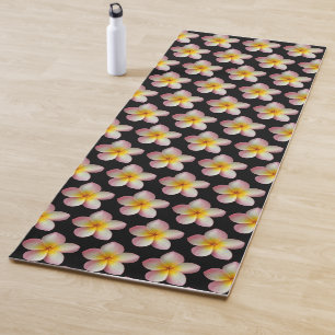 Pastellfarbene Frangipani-Plumerien-Blüten auf Sch Yogamatte
