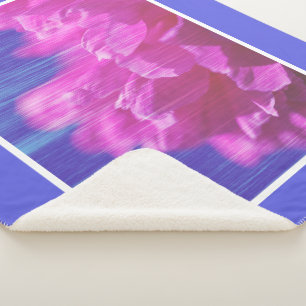 Pastellfarbene Pfingstrosen-Wurfdecke im stilisier Sherpadecke