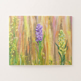 Pastellfarbene Wildblumen auf einer goldenen Wiese