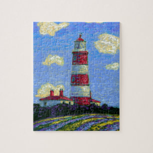 Pastellfarbener Leuchtturm und Lavendelfelder