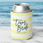 Pastellgelb und weiße Streifen Blaue Mannschaft Br Dosenkühler<br><div class="desc">Behalt deine Getränkedosen cool mit dieser stilvollen kann cooler mit den Worten "Team Bride" in blauen trendigen Skripten vor einem preppy pastellgelb-weiß Muster Hintergrund. Ideal für Hochzeiten, Brautpartys und Junggeselinnen-Abschiede. Weitere Informationen zu Kühlern in anderen Farben und anderen passenden Elementen finden Sie hier https://www.zazzle.com/collections/119250194970828530?rf=238364477188679314 Personalisieren Sie sie durch Ersetzen des...</div>