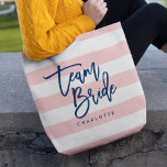 Pastellkorallenrosa und weiße Streifen Blaue Manns Tasche<br><div class="desc">All-Over-Print Tote-Tasche mit den Worten "Team Bride" in blauer Trendschrift vor einem pastellfarbenen Korallenrosa und weißen Streifen Muster Hintergrund. Ideal für Hochzeiten von Brautmädchen, Trauzeugin und Blume. Weitere Farben und passende Elemente finden Sie hier https://www.zazzle.com/collections/119250194970828530?rf=238364477188679314 Personalisieren Sie sie durch Ersetzen des Platzhaltertextes. Für weitere Optionen, wie zum Beispiel den Schriftart...</div>
