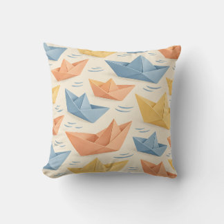 Pastellpapierboote auf sanften blauen Wellen Kissen