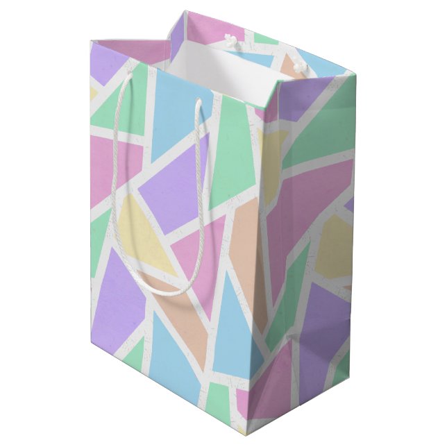 Pastellregenbogenmosaik Mittlere Geschenktüte (Rückseite Schrägansicht)