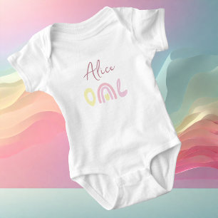 Pastellrosa gelbe Regenbogen-Geburtstagsfeier Baby Strampler